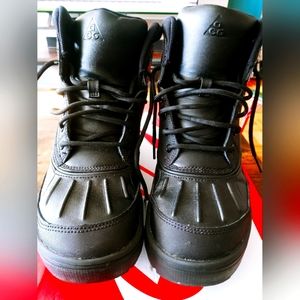 BOYS Nike Woodside Boots Size 6.5Y